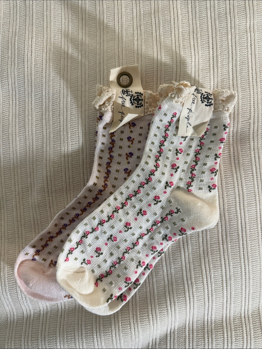 Free People Floral Lace Trim Ankle Socks - Cream & Light Pink